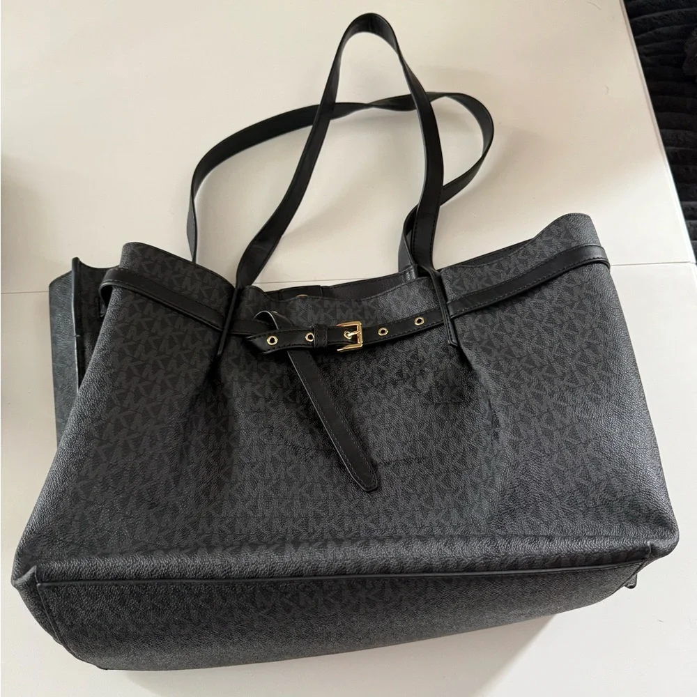 Michael Kors Emilia Large East West Bucket Tote Bag - Picture 7 of 9